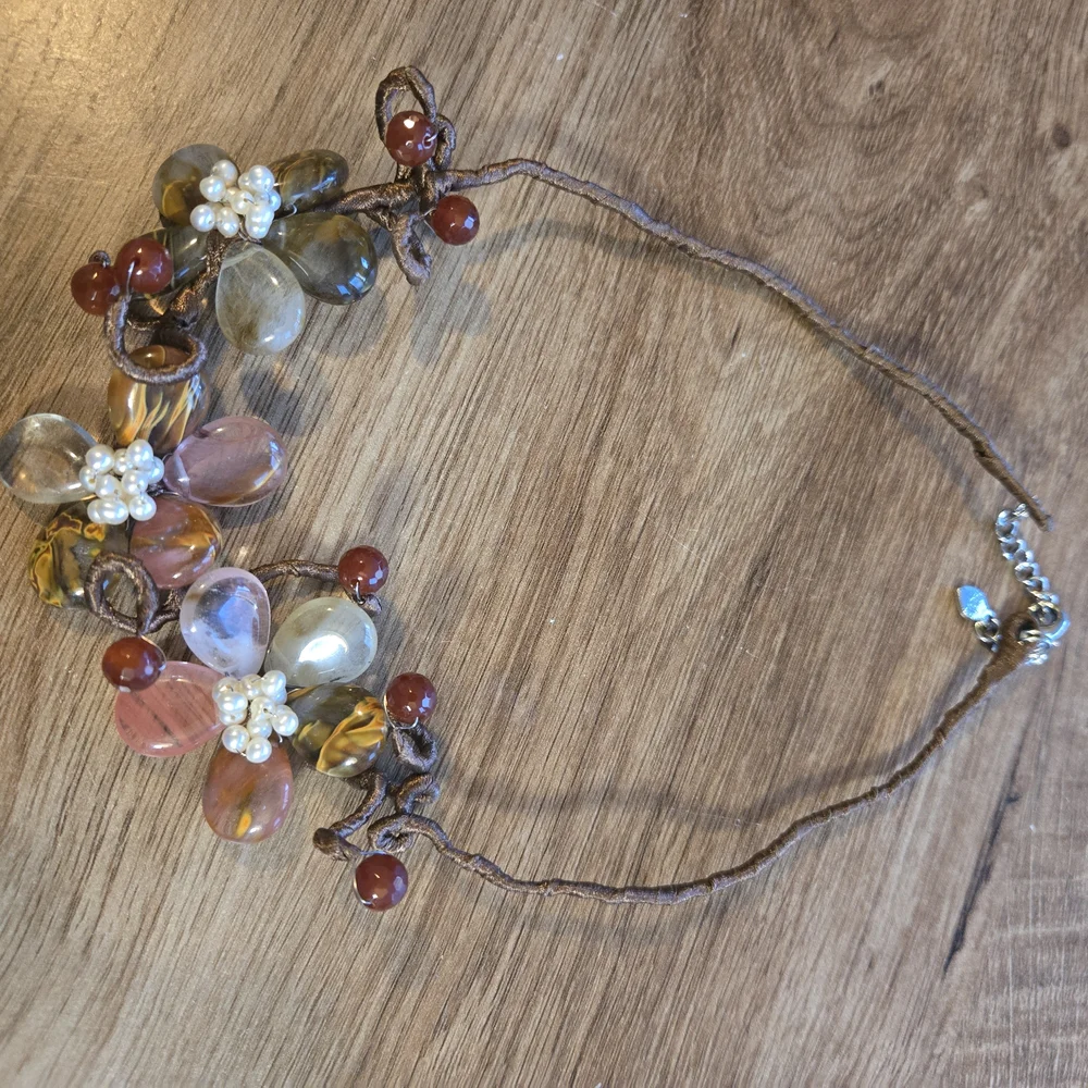 Elegant Floral Beaded Necklace - Picture 7 of 9